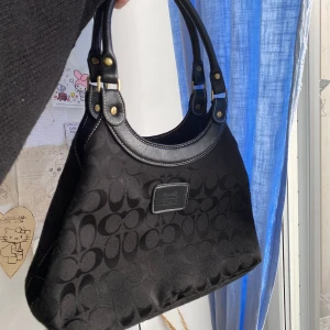 Axelväska - Väska köpt second hand! Dragkedjai mitten är sönder