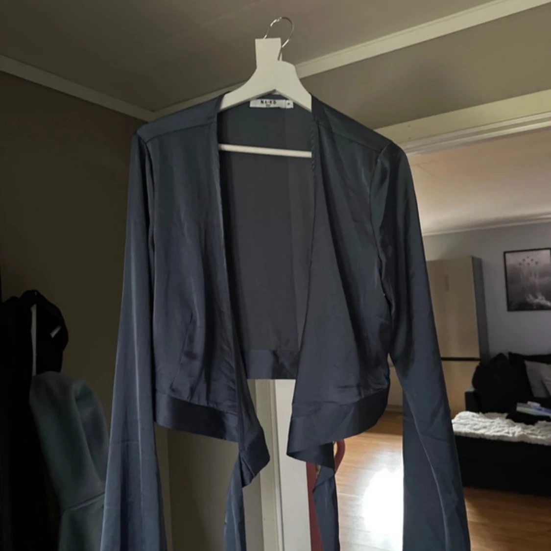 Mörkblå knytblus från NA-KD - 90