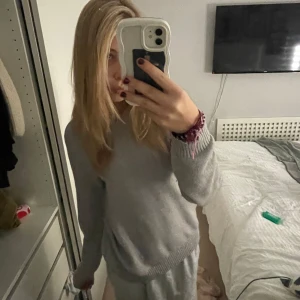 grå tjocktröja - jätte bra skick och använt fåtal gånger. materialet är jätte skönt och funkar till nästan allt