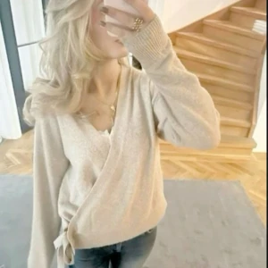  tjocktröja - Skit bra skick. exakt en tröja som filippa montan har. Typ aldrig använt och materialet är jätte skönt. 