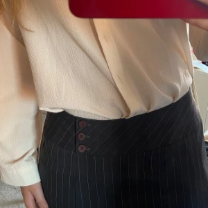 Minikjol - Minikjol, mörkgrå med vita ränder, söta knappar i sidan, Lågmidjad, kort kjol🥰