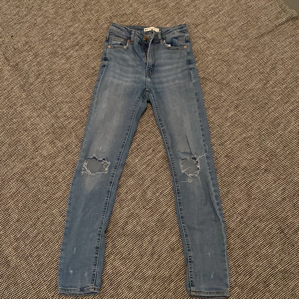 Halvt skinny jeans med hål på knäna, säljes pågrund av att det aldrig används!. Jeans & Byxor.