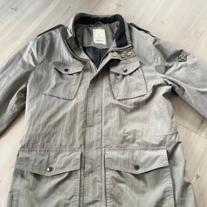 J.Lindeberg Bailey - Tjena! Säljer nu min J.Lindeberg bailey jacka då den inte kommer till användning. Skicket är 9/10 inga flaws. Detta är den perfekta jackan nu till hösten och vintern. Hör av er om ni har några frågor 🙌