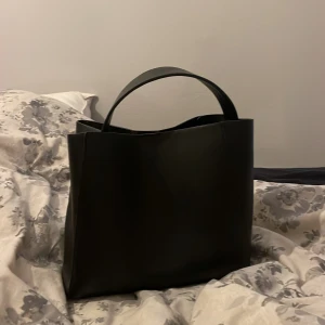 Axelremsväska  - Säljer denna axelremsväskan från Gina då den inte längre kommer till användning