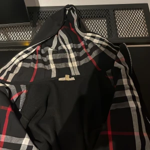 Burberry hoodie  - Dragkedjan går ej att dra upp 
