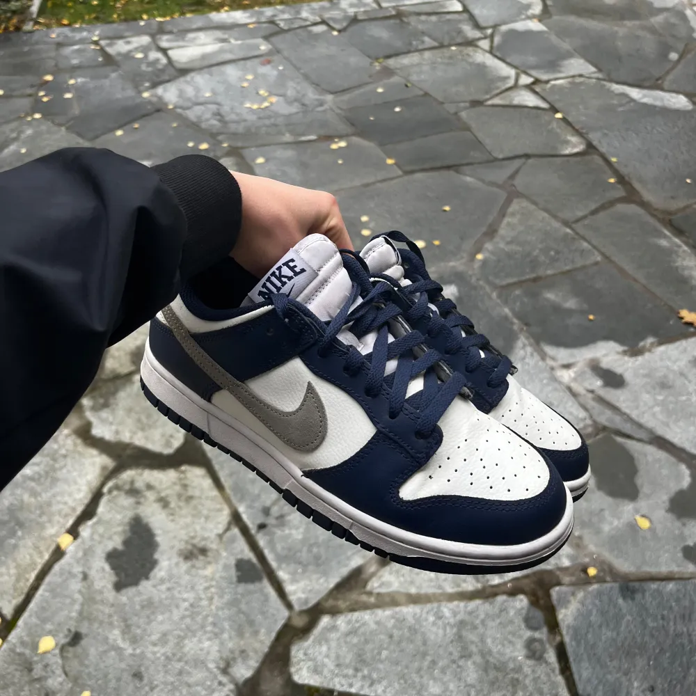 Säljer Nike Dunk Low storlek 40 i jättebra skick. Använda endast en gång. Perfekta för någon som vill ha ett stilrent par sneakers i klassiskt blå/vitt. Pris kan diskuteras. (Original pris är 1345 kr). Skor.