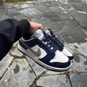 Säljer Nike Dunk Low storlek 40 i jättebra skick. Använda endast en gång. Perfekta för någon som vill ha ett stilrent par sneakers i klassiskt blå/vitt. Pris kan diskuteras. (Original pris är 1345 kr)