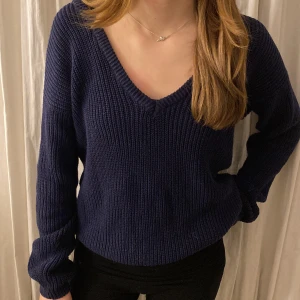 Stickad tröja  - Fin mörkblå stickad tröja med v-ring