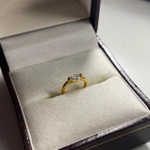 Guldring med oval kristall  - Gjort i kirurgiskt stål med 24k guld plätering. Storlek finns på sista bilden. Clicker smycke. Oanvänt då min helix aldrig läkte