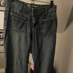 Lågmidjade jeans - Lågmidjade jeans från John Baner med skit snygga fickor, raka/wida i benen