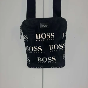 Hugo Boss axelväska - Hugo boss axelväska