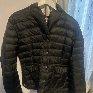 Svart Colmar jacka - Jätte fin Svart colmar jacka i bra skick, knappt använd köpt för 6 år sen. 