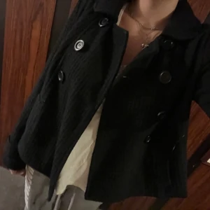 Svart kappa - Sååå fin kappa med knappar😍 Passar perfekt till hösten! Stl L men passar S/M