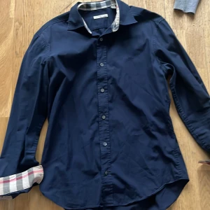 Burberry Skjorta  - Burberry Skjorta köpt i butik i Dubai, möts i Östermalm 
