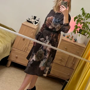 Karen by simonsen klänning, storlek 38  - En vacker klänning med blommigt mönster i mörka färger. Klänningen har en rund halsringning och långa ärmar. Den är tillverkad i ett mjukt och bekvämt material. Klänningen är perfekt för både vardag och fest. Säljes utan rem  Köpt för 1800 kr 