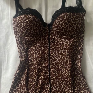 leopard korsett - Köpt second hand, inbyggda byglar, säljer för att den är lite för lång för mig (let me know om du vill ha mått🫶🏻)