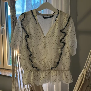 Zara tröja - En klänning från Zara som är omklippt till en prickig 