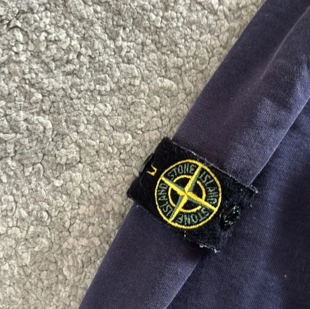 Säljer min Stone island tröja, säljer den för jag inte använder längre, den är lite solblekt men syns inte när man har på sig den.. Hoodies.