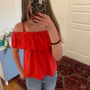 Röd topp - Fin röd topp❤️den är i storlek 134/140 men skulle säga att den är väldigt stor i storleken❤️man kan ha den på lite olika sätt som jag visar på bilderna❤️