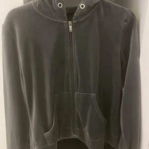 Ziphoodie - En grå hoodie från Gina 