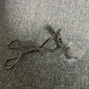 Ögonfransböjare Shiseido - ögonfransböjare köpt på kicks från märket shiseido, endast testad och man får med den extra svarta som kom med när jag köpte den 💕💕💕