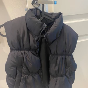Väst - Hej, säljer en jätte fin väst från H&m i storlek S jätte bra skick nästan som ny! 