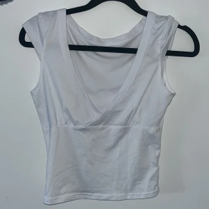 Vit top  - Säljer en top som är använd en gång, mjukt tyg 
