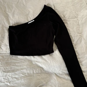 NA-KD topp - NA-KD asymmetrisk topp. Som ny. I storlek XS. 