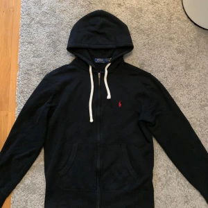Polo Ralph lauren hoodie - Tjena, säljer en polo Ralph lauren hoodie/zip up i mycket bra skick. Inga fel med den, den är i storlek S. Äkta! Skriv ifall du undrar något!😊