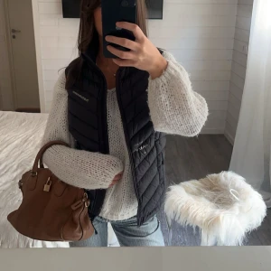 Peak performance väst - En jättefin dunväst från peak performance🍁🍂 original pris är 2100 och den är precis som ny 