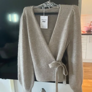 Stickad kofta💓 - En helt oanvänd stickad tröja ifrån other stories, inga difekter! Pris lapp kvar!  Orgenalpris: 790 kr, säljer för 650!