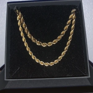 Cordell set guld - Armband (guld) 6mm  Halsband (guld) 4mm Halsbandet är 50cm långt och båda är doppat i 18karat guld,båda är helt nya och oanvända 