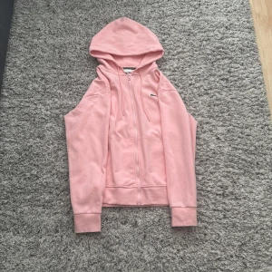 Jag säljer min rosa Lacoste zip up hoodi har använt den ungifär 3 gånger och den har inga diafekter den ser ut som ny. Priset kan diskuteras.  - Riktigt fin rosa zip up hoodi. 