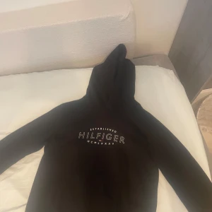 Tommy Hillfiger hoodie (M) - Storlek M, har använt ett få par gånger.