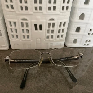 Praga galsögon - Märke Prada. Modell vpr67f Styrkan på glaset vet jag tyvärr inte. Bara att ta med till optikern och sätta in dina egna glas.   🚫Djurfritt och rökfritt hem  Fint skick. En liten kristall saknas på ena sidan men ingenting som är väldigt synlig.