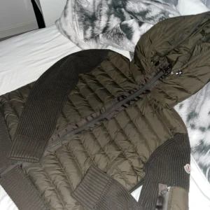 Moncler gardigan  - Helt ny, säljs pgd av ingen användning. För mer bilder kom privat. 