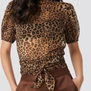 NA-KD Leo top leopard blus transparent  - Fin i storlek 36  