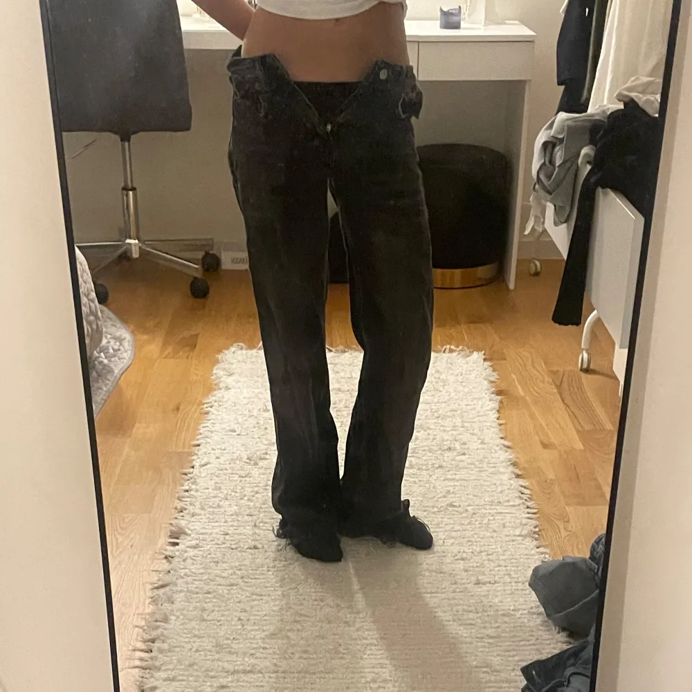 Säljer dessa så snygga jeans som jag verkligen älskar. Men som tyvär blivit för små för mig. Kan inte knäppa dom.Jeansen har ett jättebra sick🥰❤️😍. Jeans & Byxor.