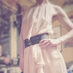 Ljusrosa klänning med volangdetaljer - Säljer en superfin ljusrosa klänning med volangdetaljer. Perfekt för sommarens alla fester! Klänningen har en luftig passform och är gjord i ett lätt och flödande material som känns skönt mot huden. Den är ärmlös och har en romantisk känsla med sina mjuka volanger.