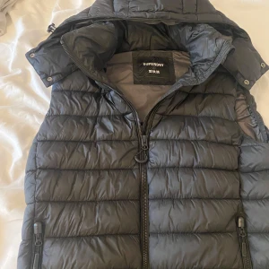 Superdry väst - Vill sälja min väst den är bra för hösten och våren inga hål eller smuts på den.