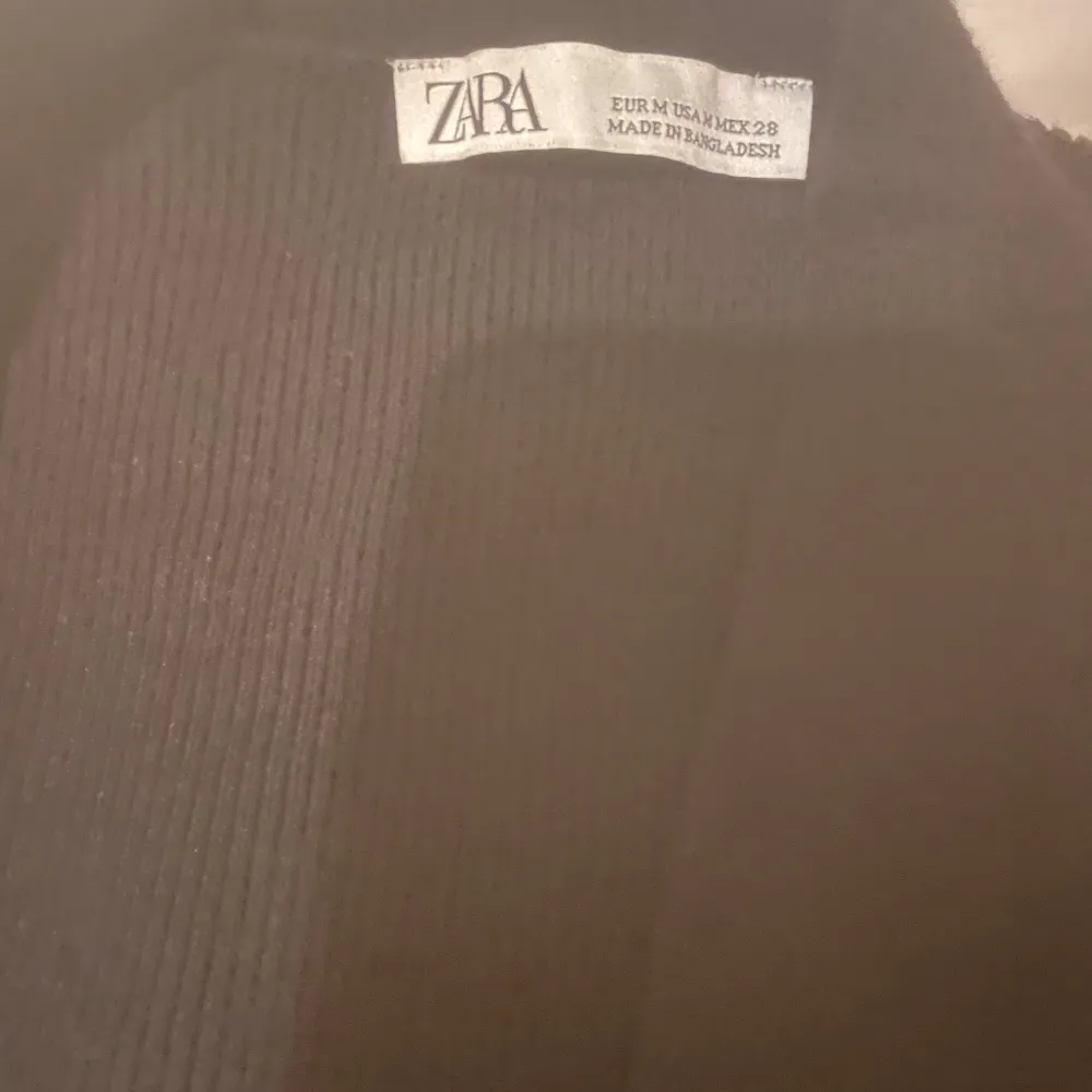 Superfin stickad kofta ifrån Zara. Den är i bra skick och har inga defekter eller så. Den är i M men skulle även säga att den passar S💕. Hoodies.