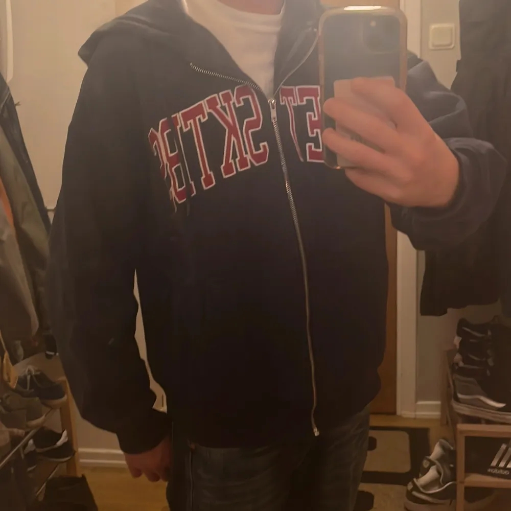 As fet sweet sktbs zipup hoodie i perfekt skick. Jag säljer den pga den inte andvänding lika mycket längre. Skriv om ni har några frågor, öppen för prisförslag 🙌🙌. Hoodies.