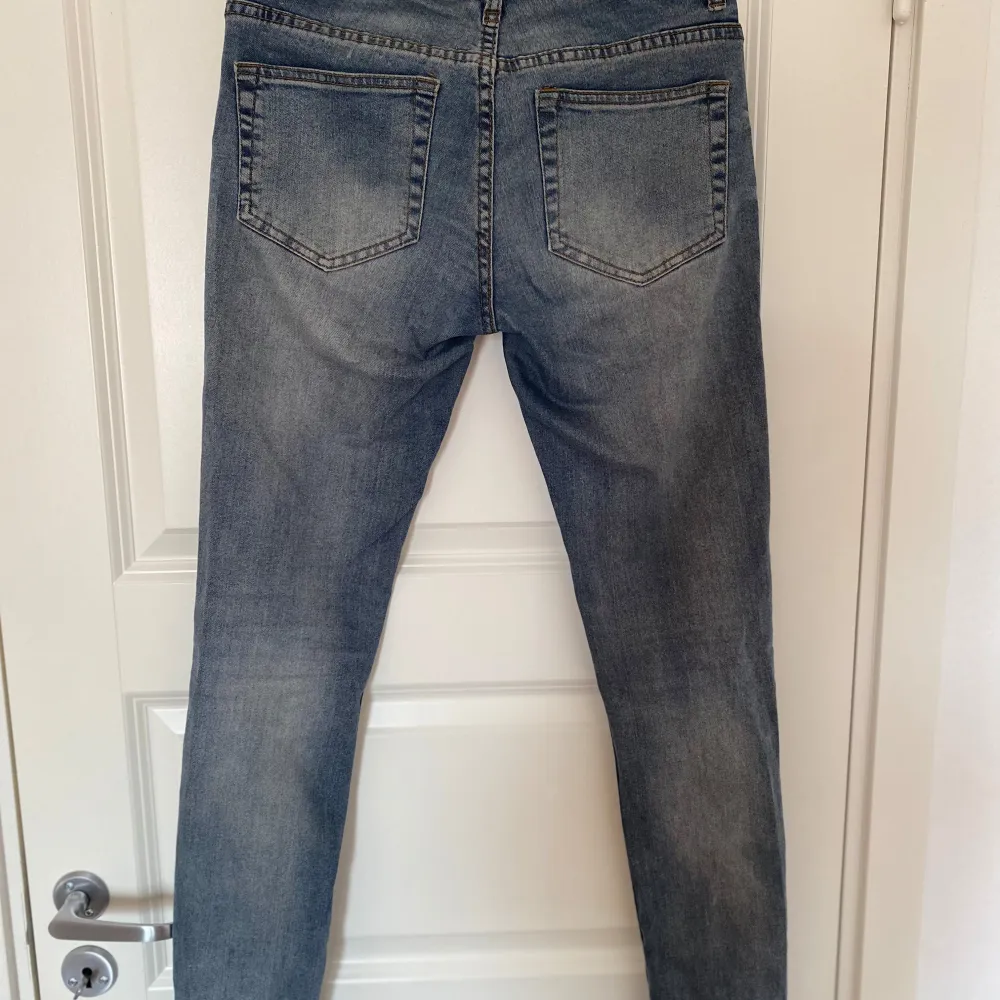 Lågmidjade jeans i storlek W26. Passar mig som bär storlek 34 i vanliga fall. Sitter snyggt och är lite vintage-style. Fint skick.. Jeans & Byxor.