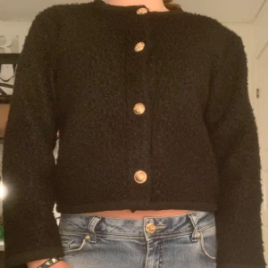 Fluffig kofta - Super fin svart mysig kofta från Gina. Svart med guld knappar och lite fluffig på utsidan. Lite stor i storlek den passar mig bra och jag har igentligen 164. Super bra skick och använd 1-2 gånger💕😊