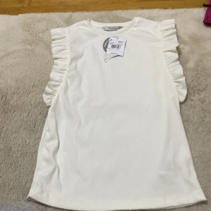 Vit blus  - Vit blus aldrig använd , köpt från LCW storlek 152-156 ( 12-13 år ) prislappen finns kvar men är halv riven 