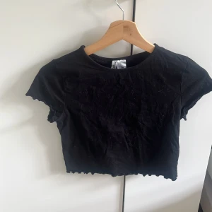 Svart T-Shirt från H&M  - Väldigt bra skick använd fåtal gånger 