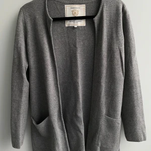 Grå Bondelid cardigan/tröja/kofta - Fin kofta som täcker rumpan, storlek XS men passar S, finstickad, cardigan, tröja, kofta, stilig, jobboutfit, längre 