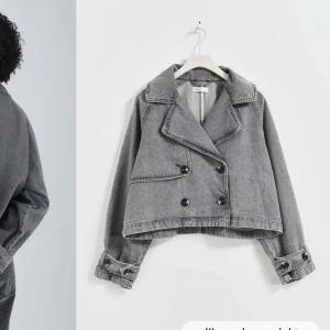 Jeansjacka - Nästintill oanvänd jeansjacka från Gina, slutsåld i storlek s på hemsidan 🤍 pris kan diskuteras vid snabb affär 🤍