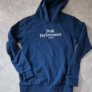 Peak Performance Hoodie - Strl 170, men som en Small.  Jättefint skick