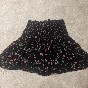 Unik ganni kjol💖 - Denna kjol är köpt för länge sedan och det finns bara några exemplar av den, den är jättefin och knappt, de är den perfekta kjolen.säljs för billigt pris🎀💕